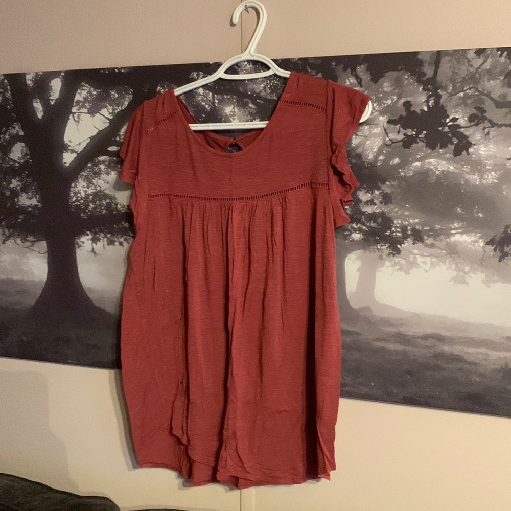 Rust colored top ruffled sleeves Large